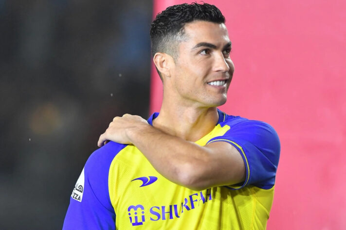 1- Cristiano Ronaldo - Al-Nassr: 285 milhões de dólares (R$ 1,6 bilhão)