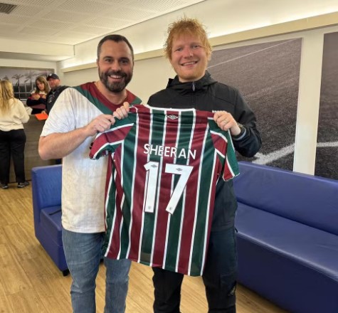 Ed Sheeran- O cantor foi presenteado com uma camisa do Fluminense, quando esteve presente no Maracanã para a partida contra o Atlético-MG