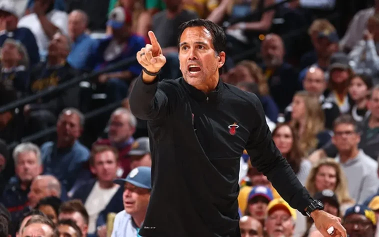 7º. Erik Spoelstra (Miami Heat) - O treinador assumiu o comando do time em 2008 e ganhou destaque ao levar a equipe da Flórida a dois títulos consecutivos da NBA, em 2012 e 2013, com o icônico trio formado por LeBron James, Dwyane Wade e Chris Bosh. Inicialmente subestimado, Erik Spoelstra mostrou sua competência ao se consolidar como um líder estratégico e adaptável, transformando o Miami Heat em uma equipe consistente e altamente competitiva.