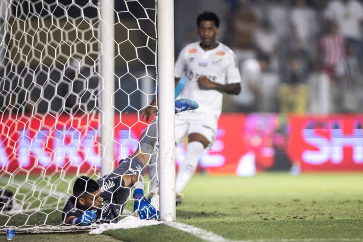 Gabriel Brazão, goleiro do Santos, em lance que gerou dúvidas: entrou ou não entrou?