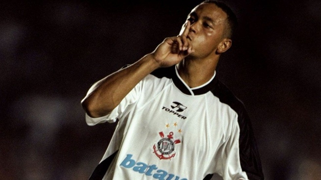 Em uma partida válida pela Libertadores de 1999, o Corinthians venceu o Cerro Porteño por 8 a 2. Na ocasião, Fernando Baiano marcou cinco gols (todos no primeiro tempo).