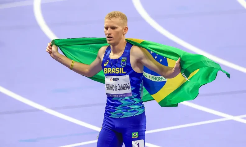 Joeferson Marinho garantiu sua primeira medalha paralímpica, e levará pra casa o bronze pelos 100m T12 nos Jogos de Paris 2024.