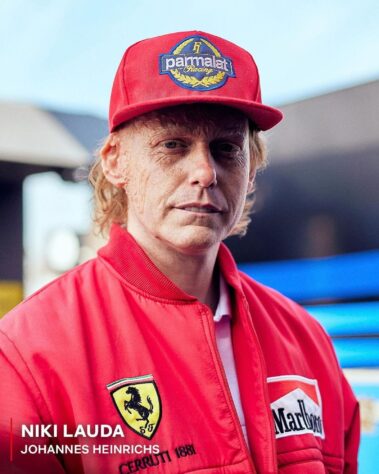 Johannes Heinrichs como Niki Lauda, piloto austríaco, tricampeão mundial de Fórmula 1 nos anos de 1975, 1977 e 1984 e consultor técnico da Ferrari, na Fórmula 1, na década de 1990