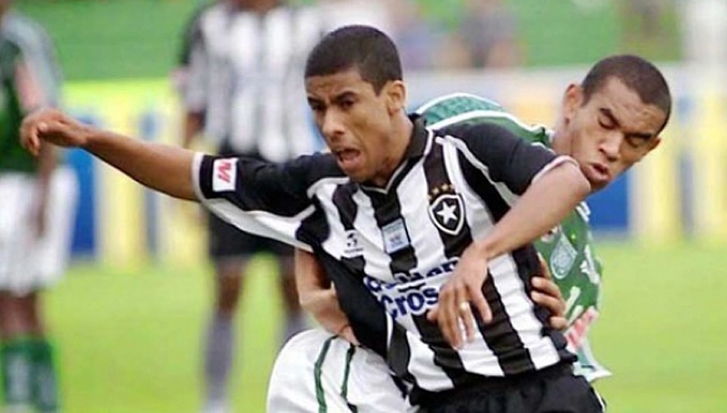 10. Leo Moura: Botafogo (1999-2000) - São Paulo (2003)