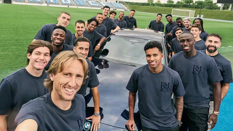 Os jogadores do Real Madrid estão de carro novo para a temporada 2024/2025. Pelo terceiro ano seguido, os atletas do elenco merengue puderam escolher modelos de luxo da marca BMW para utilizar ao longo do ano.