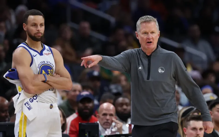 5º. Steve Kerr (Golden State Warriors) - Assumiu o comando dos Warriors em 2014 e, desde então, guiou a equipe a quatro títulos da NBA (2015, 2017, 2018, 2022), estabelecendo uma das maiores dinastias da era moderna. Sob sua liderança, o time adotou um estilo de jogo inovador, marcado por arremessos precisos de três pontos, uma defesa dinâmica e movimentação constante da bola, revolucionando a forma como o basquete é jogado na NBA.