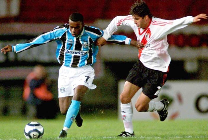 6. Tinga - Internacional: 2005-2006, 2010-2012 / Grêmio: 1997-2003