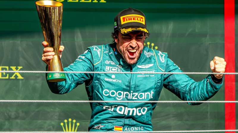 No último ano, Fernando Alonso deu show em Interlagos após ultrapassar Sergio Pérez na última volta e conquistar a terceira colocação. O espanhol segurou o mexicano por diversas voltas na reta final, mas foi ultrapassado na penúltima volta, mas na seguinte, o piloto da Aston Martin não deu chances para o Checo, ultrapassou na Curva do Lago e cruzou à frente de Pérez por 77 milésimos.