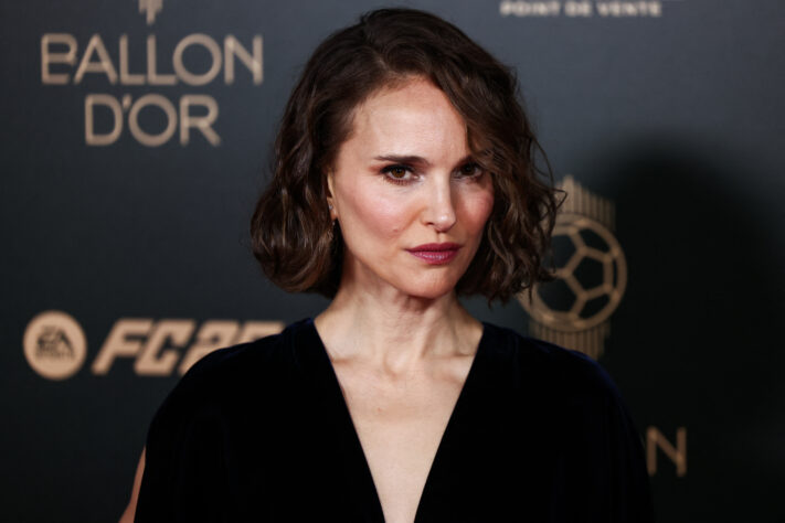 Vencedora do prêmio de Melhor Atriz do Oscar em 2011, Natalie Portman entregou o Prêmio de Melhor Jogadora do Mundo para Aitana Bonmatí, do Barcelona.