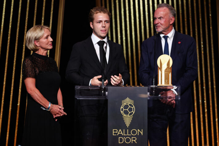 Ídolo do Bayern de Munique, da Alemanha e duas vezes eleito melhor jogador do mundo em 1980 e 1981, Karl-Heinz Rummenigge homenageou o ex-colega Franz Beckenbauer e entregou o Prêmio Gerd Muller para Harry Kane, dos Bávaros.