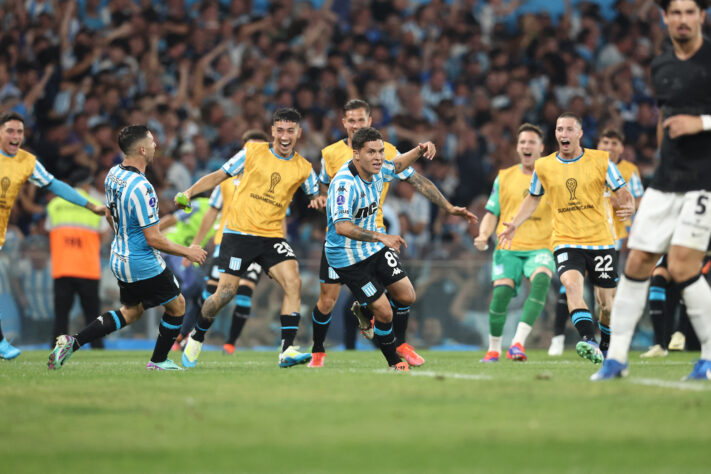 Jogadores do Racing comemorando o gol de virada do Racing