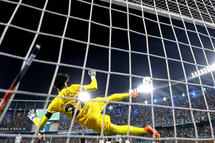 Hugo Souza tentando defender a cobrança de pênalti de Quintero