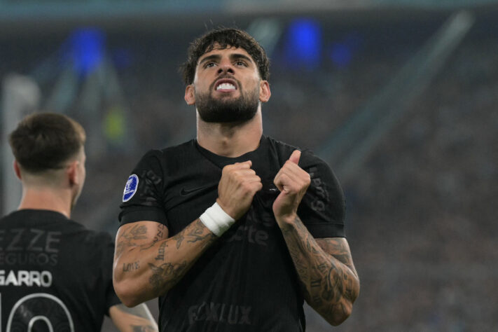 Luiz Alberto comemorando seu gol com a torcida do Corinthians