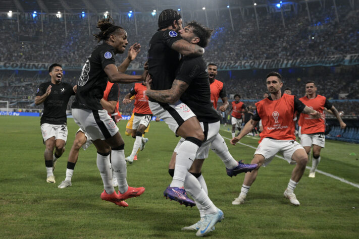 Jogadores do Corinthians comemorando o gol do Yuri Alberto