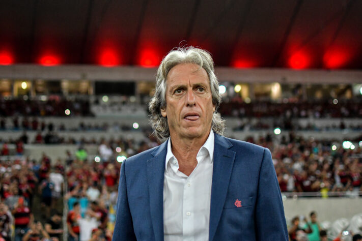 Jorge Jesus era o técnico do Flamengo na conquista de 2019 e, hoje em dia, comanda o Al-Hilal, da Arábia Saudita, clube de Cristiano Ronaldo.