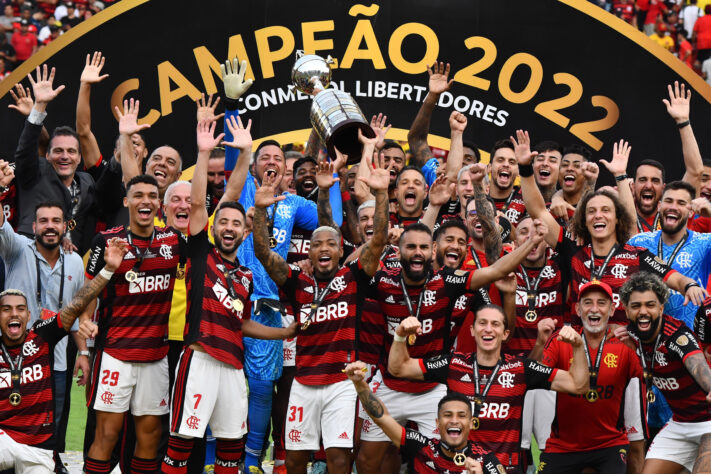 O Flamengo foi campeão da Copa Libertadores em 2022 e metade da equipe titular da época continua no clube carioca; saiba por onde andam os campeões pelo Rubro-Negro de 2022!