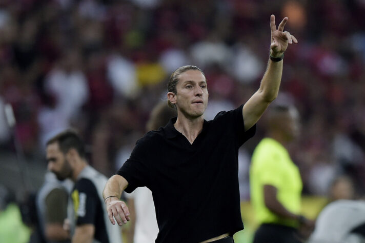 O ex jogador e atual técnico do Flamengo, Filipe Luís, fez a sua estreia à frente do time carioca, nesta quarta-feira (2), pelo jogo de ida da semifinal da Copa do Brasil de 2024. O Rubro-Negro venceu por 1 a 0 o Timão e terá a vantagem do empate no jogo de volta, na Neo Química Arena. A partida será realizada no domingo (20), às 16h (de Brasília). Veja como foram as estreias dos últimos técnicos do Mengão.