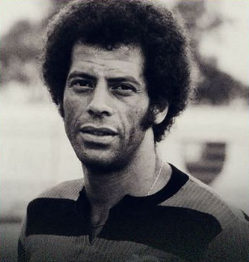 Carlos Alberto Torres teve uma passagem rápida pelo Flamengo, com apenas 13 jogos na década de 70, quando era lateral direito. Ele, também, defendeu o Mais Querido como treinador duas vezes: em 1983, quando foi campeão brasileiro; e retornou em 2001, ficando até o ano seguinte.