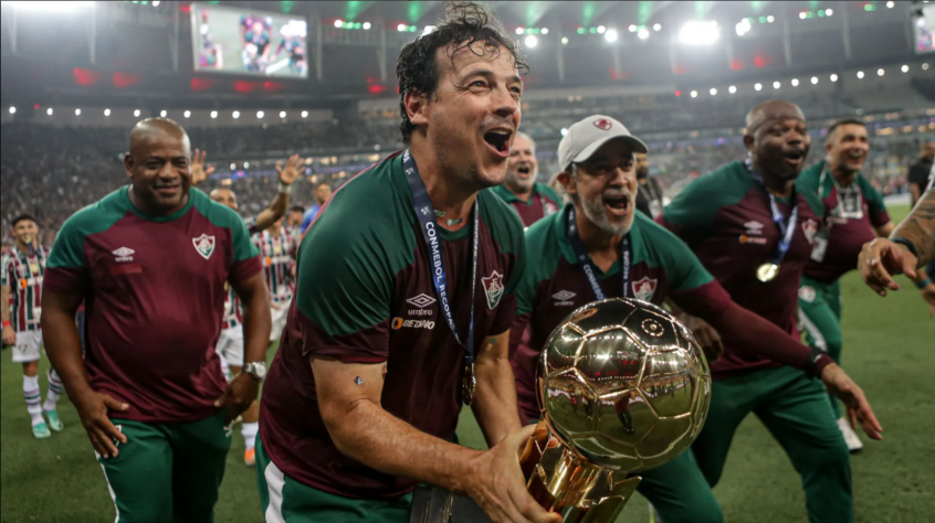 Diniz ergue a taça da Recopa com o Fluminense contra a LDU, em pleno Maracanã.