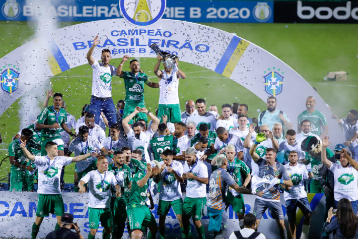 O Chapecoense publicou um vídeo com 71 rosas amarelas no Átrio Daví Barela Dávi, memorial para as vítimas, ao lado da Arena Condá, em Chapecó, inaugurado em 2017.