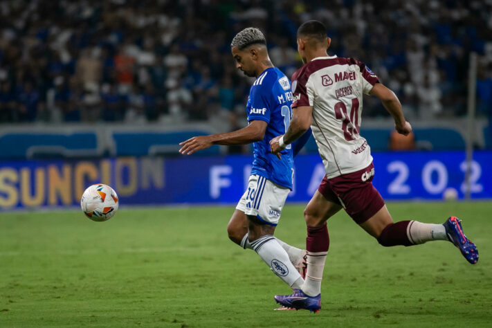 Lanús x Cruzeiro - Placar agregado 1 a 1. "Considerando o empate em 1 a 1 no jogo da ida, é difícil prever um vencedor claro. No entanto, o Lanús tem o fator casa a seu favor, o que pode ser um grande impulso. O Cruzeiro tem uma defesa vulnerável, e o Lanús pode explorar isso com seus jogadores ofensivos, aproveitando o fator casa e a motivação de avançar à final para vencer o jogo. Meu placar Lanús 2 x 1 Cruzeiro."