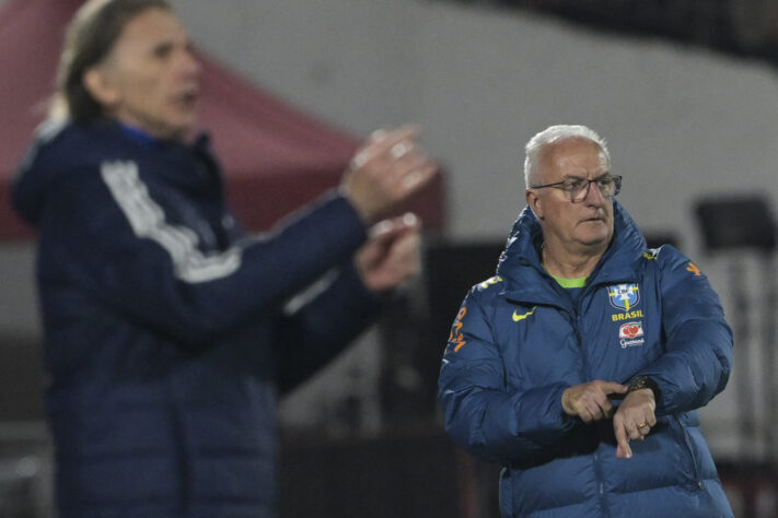 Técnicos Dorival Júnior e Ricardo Gareca orientam os times