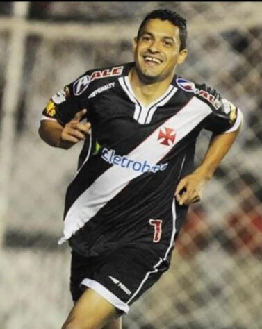 Éder Luís - marcou o gol da vitória do Vasco em 2011 na Copa do Brasil. Já se aposentou e se tornou agricultor em Uberlândia, no interior de Minas Gerais, onde vive com a família. 