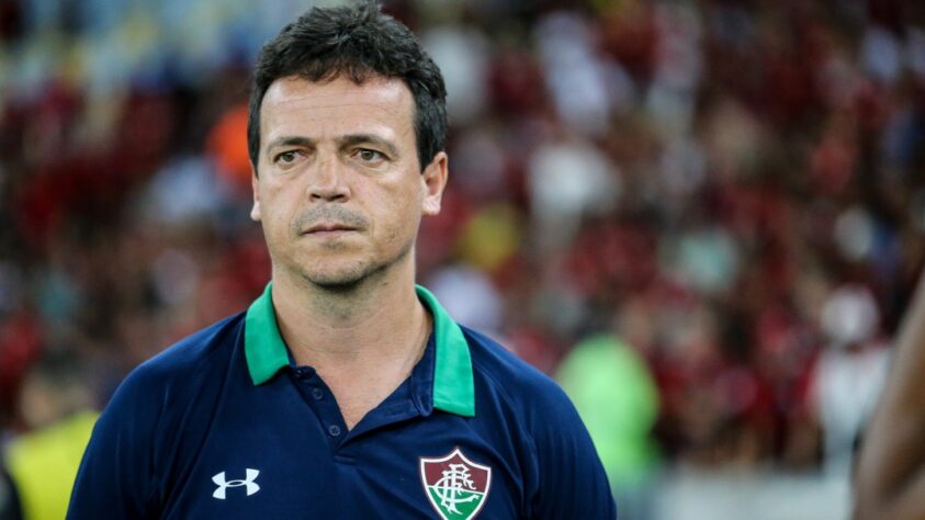 Fernando Diniz -  Foi técnico do Fluminense  entre 2022 e 2024, além de  comandar a Seleção Brasileira  de setembro de 2023 até janeiro de 2024.