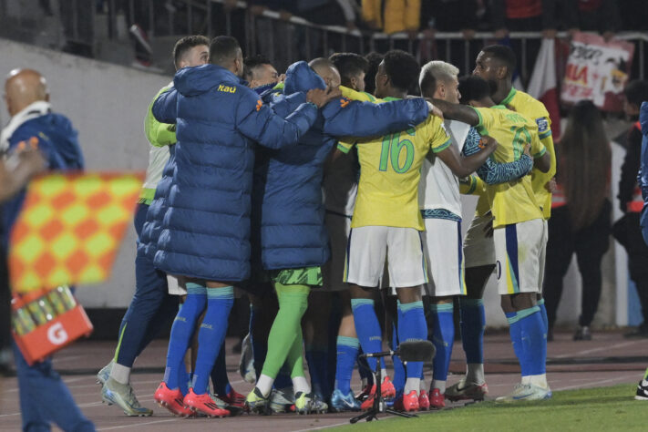 Luiz Henrique comemora com o grupo a vitória em Santiago