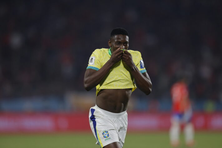 O Brasil venceu o Chile por 2 a 1 na última quinta-feira (11) com gols de Igor Jesus e Luiz Henrique, ambos atletas do Botafogo. A vitória salvou o Brasil da repescagem e aumentou as chances da classificação direta da Seleção para a Copa do Mundo de 2026. Desde 2001, jogadores de 15 clubes nacionais marcaram para o Brasil; veja o último gol de atletas de clubes brasileiros pela Seleção no século (Crédito: ge)