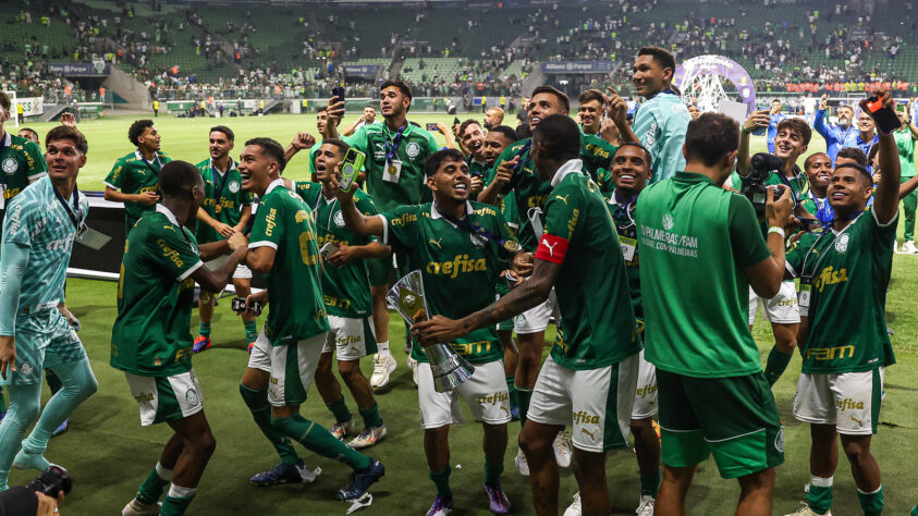 O Palmeiras foi o campeão Brasileiro, na última segunda (30), na categoria do sub-20. Sob os olhares do comandante  do elenco profissional, Abel Ferreira, o Verdão goleou o Cruzeiro por 3 a 0. Veja os maiores destaques do time vencedor na temporada de 2024.