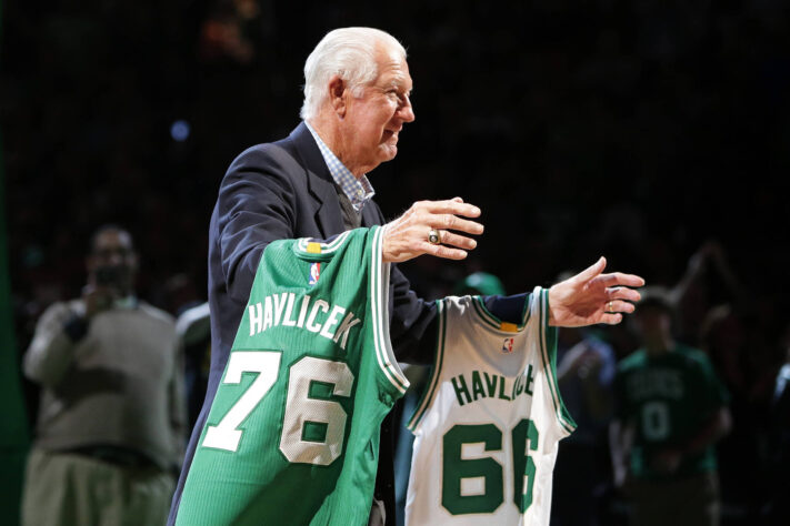 2º. Red Auerbach (1917-2006) - Liderou o Boston Celtics durante uma era de total domínio, conquistando nove títulos entre 1957 e 1966, incluindo uma impressionante sequência de oito campeonatos consecutivos – um recorde que permanece inigualável. Auerbach era célebre por sua mentalidade inovadora, sendo pioneiro no conceito de jogo coletivo e contribuindo para a popularização da defesa em transição, revolucionando o basquete moderno.