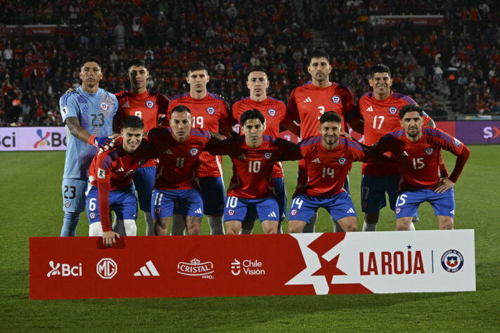 Jogadores chilenos também fazem a famosa foto antes do duelo