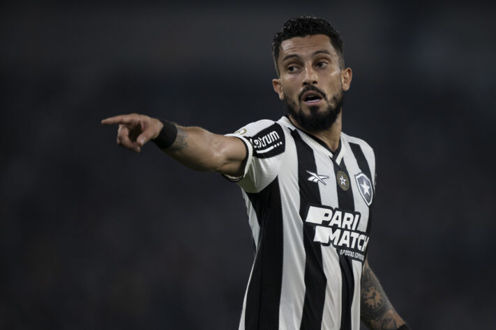 Alex Telles, zagueiro do Botafogo e recém convocado da Seleção Brasileira, ganha cerca de 1,5 milhões de reais