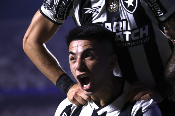 Placar agregado: 2 x 2 - Pênaltis: Botafogo 4 x 2 Peñarol - O Botafogo se sai melhor nas cobranças, garantindo a classificação.