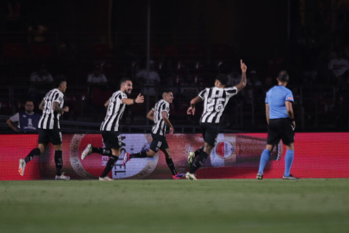 Jogo de ida - Palpite: Botafogo 2 x 1 Peñarol - O Botafogo aproveita a vantagem de jogar em casa e marca com Thiago Almada e Igor Jesus.