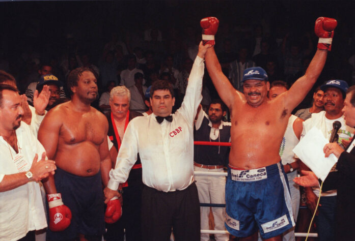 Campeão mundial em 1995 pela FMB (Federação Mundial de Boxe)