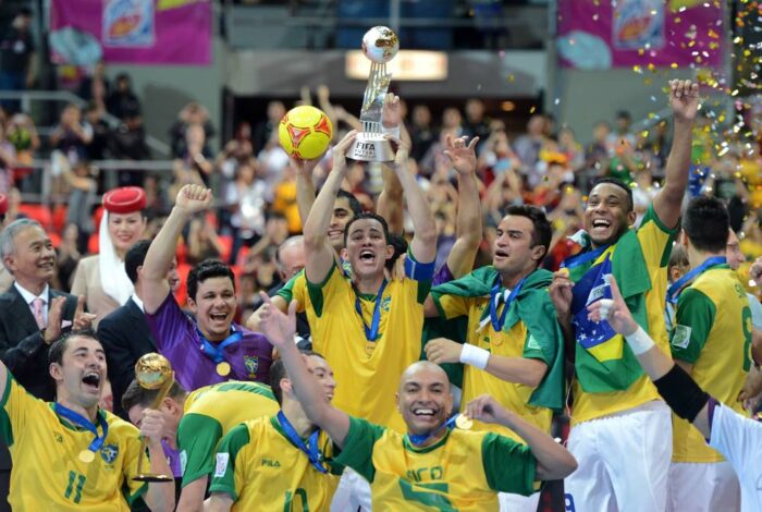 Como era o mundo em 2012, ano que o Brasil venceu a Copa do Mundo de Futsal pela última vez?