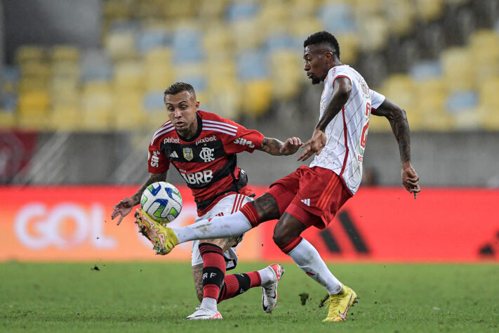 O Flamengo viaja até Porto Alegre, nesta quarta-feira (30), para enfrentar o Internacional em partida atrasada da 17ª rodada do Campeonato Brasileiro. O duelo acontece, às 19h (de Brasília), no Beira-Rio, onde o Rubro-Negro não tem retrospecto positivo. Na história do confronto, em 47 jogos na casa do Colorado, o clube carioca só tem seis vitórias. Relembre os jogos: