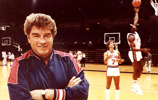 6º. Chuck Daly (1930-2009) - Chuck Daly entrou para a história da NBA ao liderar os "Bad Boys" do Detroit Pistons a dois títulos consecutivos, em 1989 e 1990. Conhecido por sua abordagem defensiva implacável e por sua habilidade em gerenciar personalidades fortes, Daly formou uma das equipes mais duras e dominantes da liga. Sob seu comando, os Pistons derrubaram potências como o Boston Celtics e o Los Angeles Lakers, além de protagonizar uma das maiores rivalidades da época contra os Chicago Bulls de Michael Jordan. Daly também consolidou sua posição como um dos maiores treinadores de todos os tempos ao liderar o lendário "Dream Team" nas Olimpíadas de 1992, conquistando o ouro e revolucionando o basquete mundial.