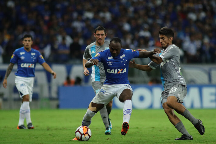 10° Cruzeiro - 54 jogos (24 vitórias, 16 empates e 14 derrotas) - 54,32% de aproveitamento