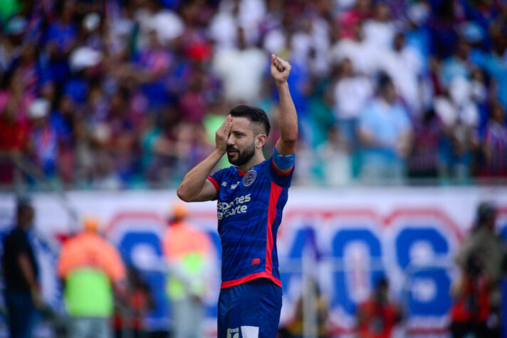 Atualmente, Éverton Ribeiro defende a camisa do Bahia.