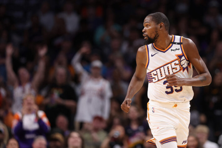 Na noite desta terça-feira (11), Kevin Durant ultrapassou a marca de 30 mil pontos na NBA e se tornou o oitavo jogador em toda a história da liga a alcançar tal feito. Com isso, o jogador se consolidou no top-8 maiores pontuadores da liga. Confira o ranking: