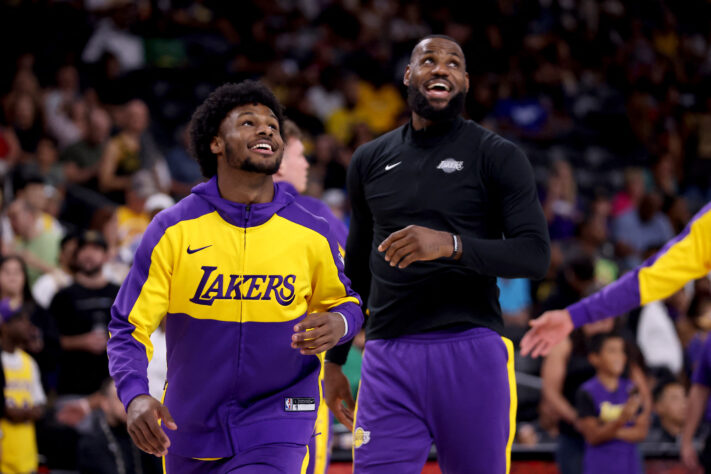 O Los Angeles Lakers assinou contrato com o filho de Lebron James, Bronny James. Além de contratar o técnico J.J Redick. 