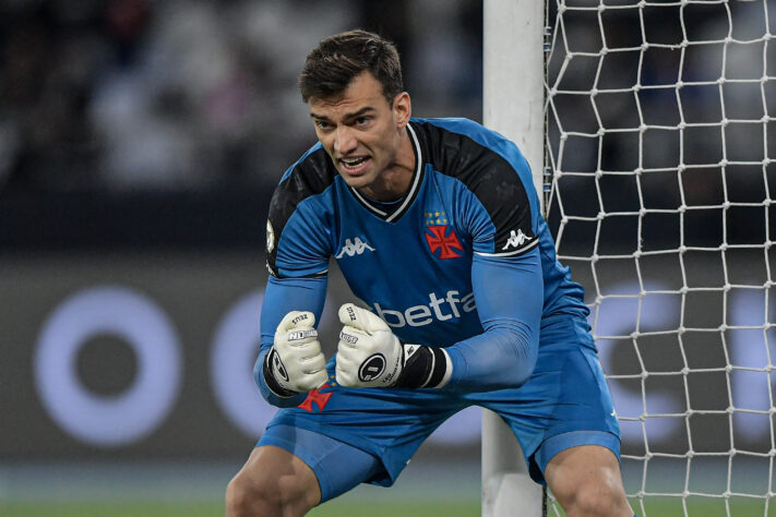 Leonardo César Jardim, de 29 anos, chegou ao Vasco no início de 2023, e virou uma das referências do elenco. Na partida contra o Atlético-MG, o goleiro completou 100 jogos pelo Cruz-Maltino.