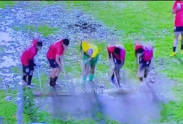 Após chuvas fortes, o gramado ficou com enormes poças e precisou ser "esvaziado", assim, Deyverson pegou um rodo e foi ajudar a equipe do estádio.