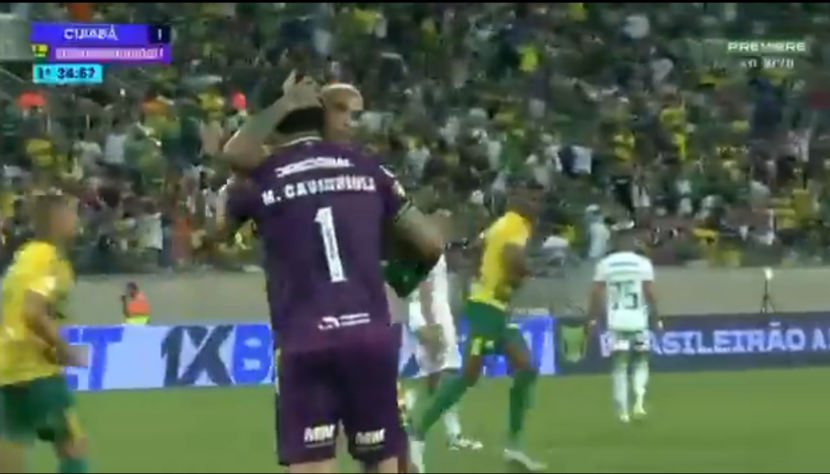 Em mais um lance pós-gol, Deyverson balançou as redes do América, com um pênalti, e depois saiu para comemorar e dar um abraço no goleiro do Coelho.