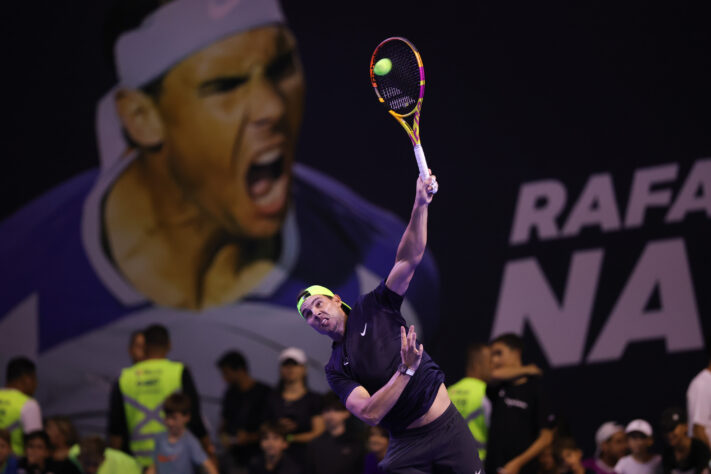 Quando saca para o jogo, Nadal ajeita a roupa interior na zona traseira para logo depois ajeitar a camiseta no ombro, coloca o cabelo atrás das orelhas e, por fim, coça o nariz. O processo se repete todas as vezes que vai servir. 