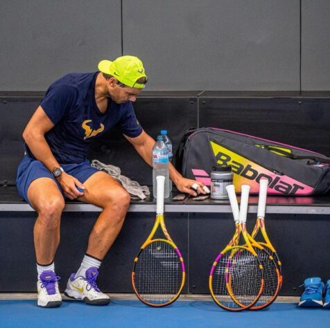 Dentro de quadra Rafael Nadal tinha diversas superstições. Sempre entra com a raquete na mão esquerda e as garrafas de água são religiosamente colocadas na mesma posição onde estavam antes de as usar, com o rótulo virado para dentro de quadra.