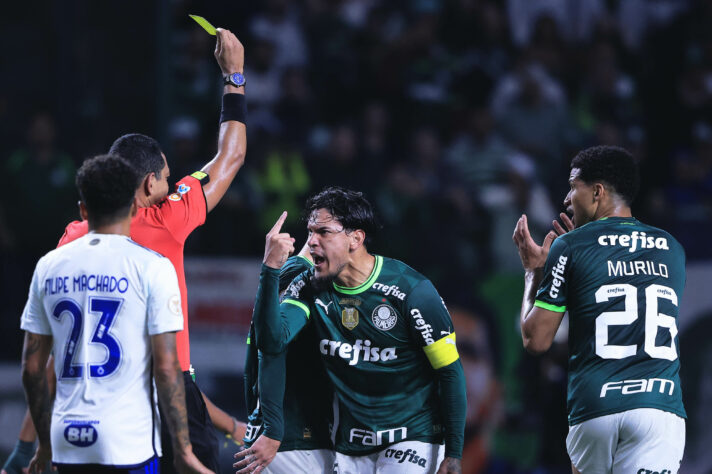 Estevão, do Palmeiras, recebeu o último cartão amarelo contra o Atlético-GO, no dia 11 de julho, e desde então atuou em oito oportunidades sem advertência; veja ranking dos clubes com menos cartões amarelos do Brasileirão